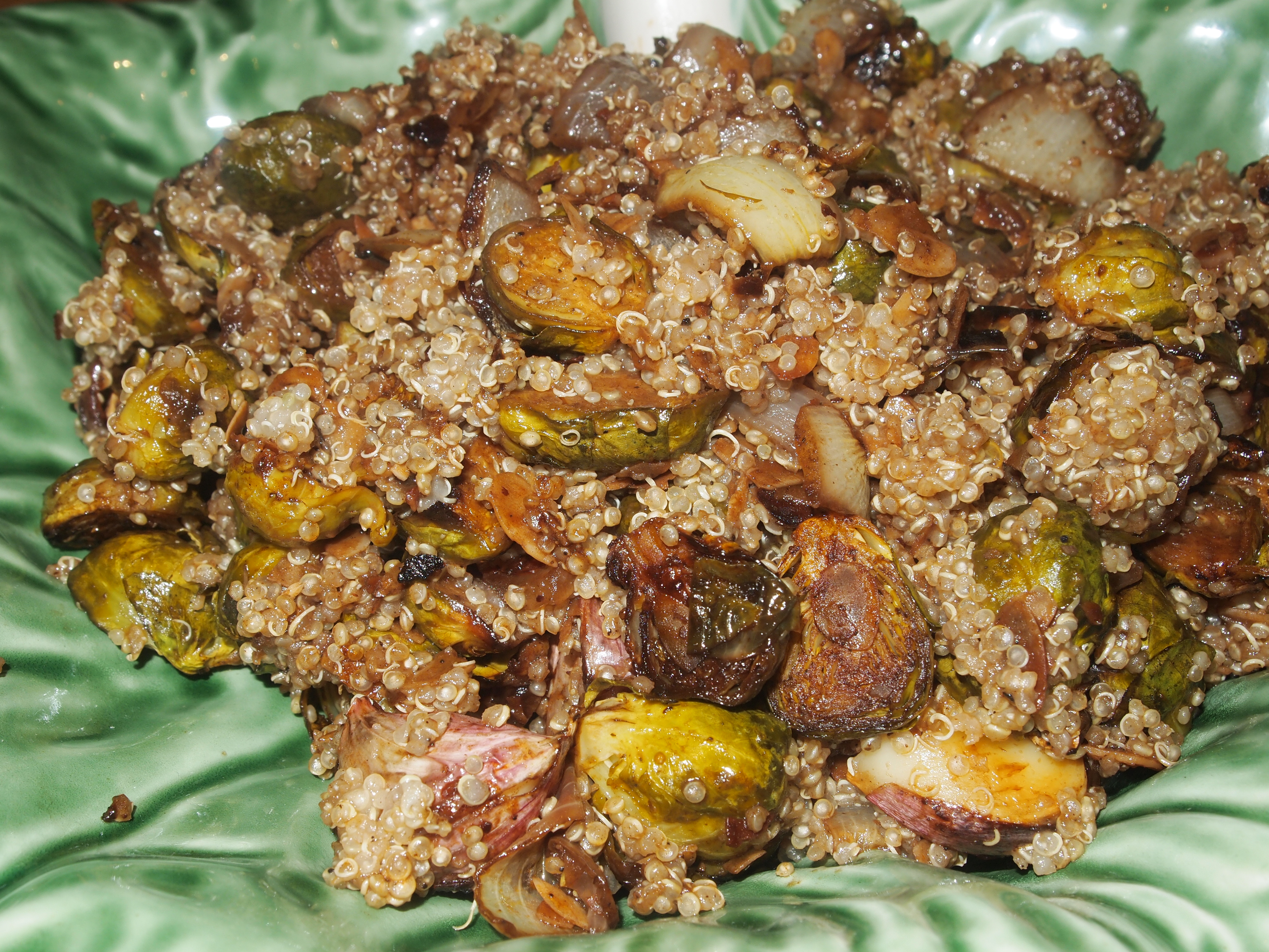 Asado de coles de Bruselas y quinoa