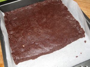 Brownie crudi-vegano de chocolate y té matcha sin azúcar ni gluten